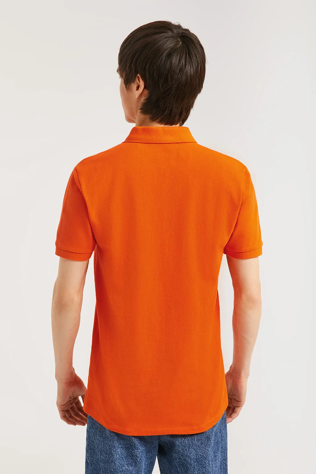 Polo  piqué naranja con tapeta de tres botones y logo bordado en contraste