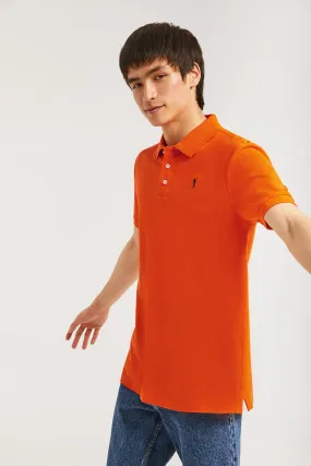 Polo  piqué naranja con tapeta de tres botones y logo bordado en contraste