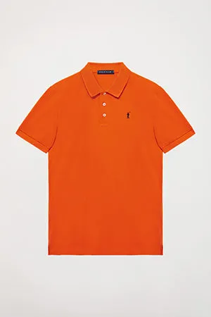 Polo  piqué naranja con tapeta de tres botones y logo bordado en contraste