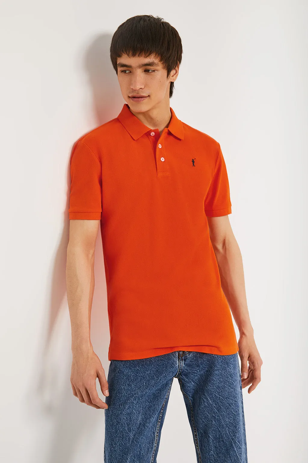 Polo  piqué naranja con tapeta de tres botones y logo bordado en contraste