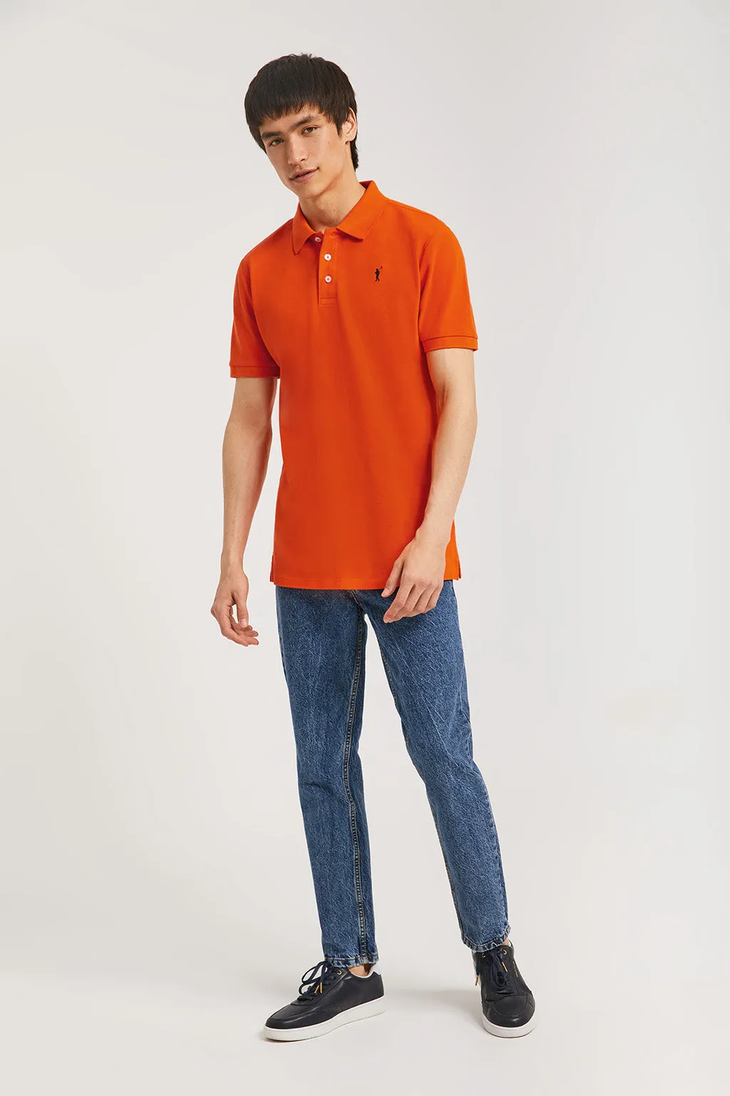 Polo  piqué naranja con tapeta de tres botones y logo bordado en contraste