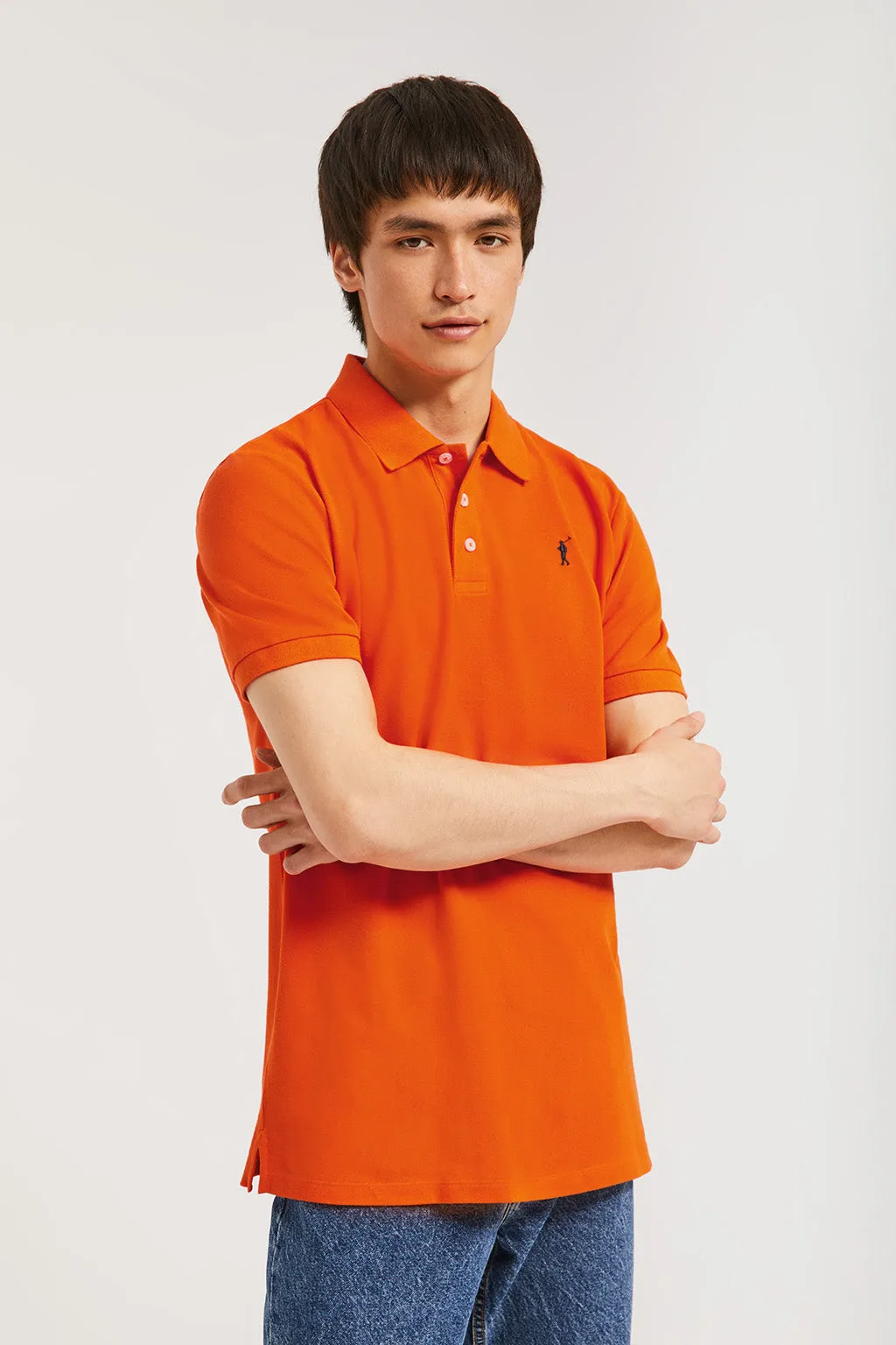 Polo  piqué naranja con tapeta de tres botones y logo bordado en contraste