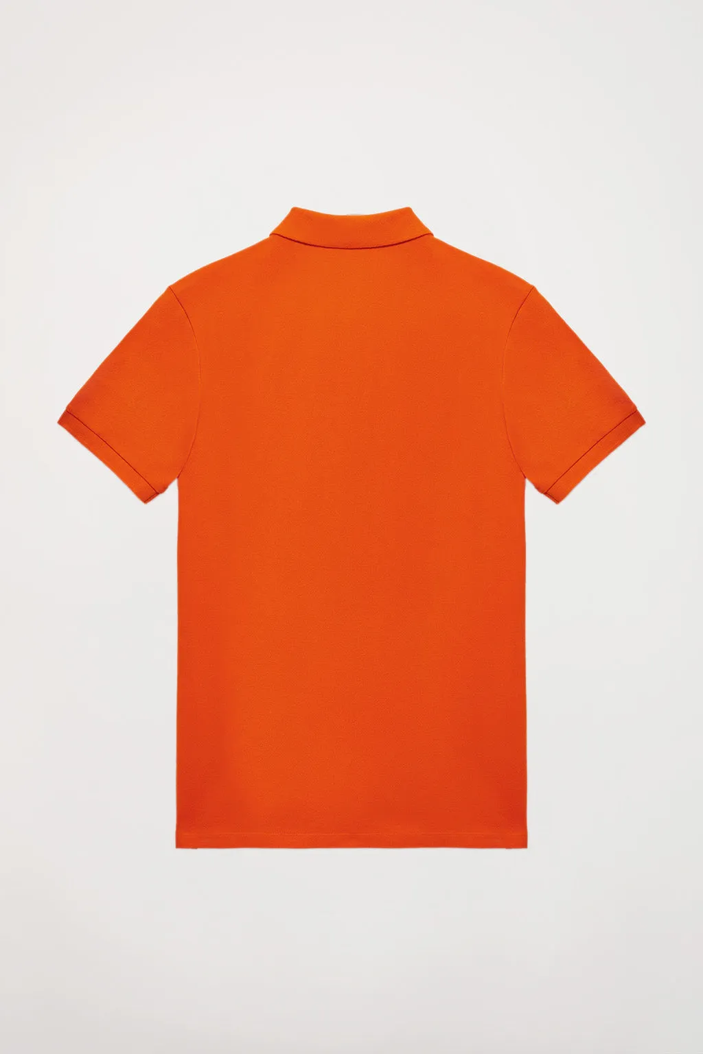 Polo  piqué naranja con tapeta de tres botones y logo bordado en contraste